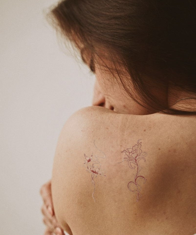 Elegant Vine Line Art hand-drawn temporary tattoo — botanical line work, suited for wrist placement. Waterproof, plant-based, 3–7 day wear. By LastingDays indie artist collective.